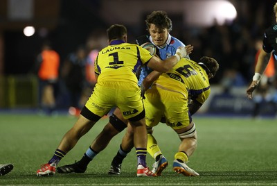021026 - Cardiff Rugby v Zebre Parma - United Rugby Championship - Teddy Williams of Cardiff is tackled by Federico Pisani and Davide Ruggeri of Zebre 