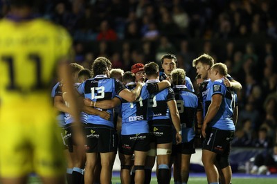 021026 - Cardiff Rugby v Zebre Parma - United Rugby Championship - Cardiff team huddle