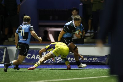 021026 - Cardiff Rugby v Zebre Parma - United Rugby Championship - Alex Mann of Cardiff scores a try