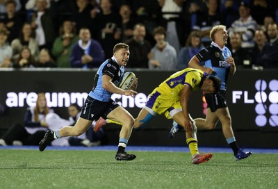 021026 - Cardiff Rugby v Zebre Parma - United Rugby Championship - Tom Bowen of Cardiff runs in to score a try