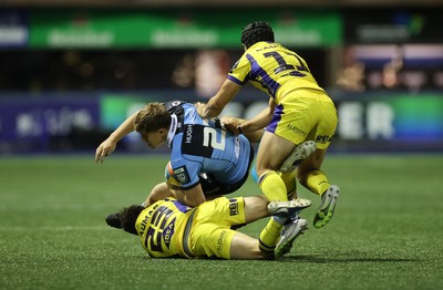 021026 - Cardiff Rugby v Zebre Parma - United Rugby Championship - Steffan Emanuel of Cardiff is tackled by Giacomo Da Re and Simone Gesi of Zebre 