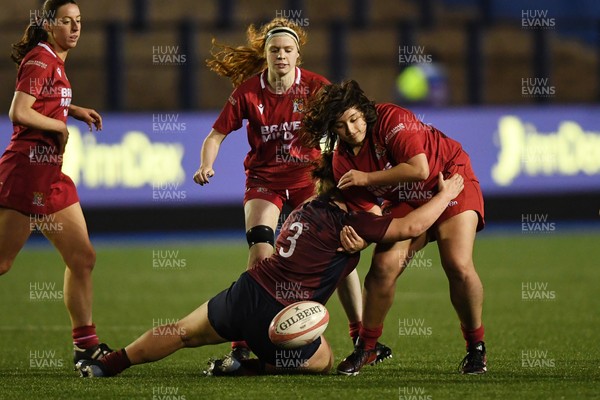 031225 - Cardiff Uni Women v Cardiff Met Women - Cardiff Clash - Gabby Theroux of Cardiff Uni is challenged by Elizabeth Cook of Cardiff Met