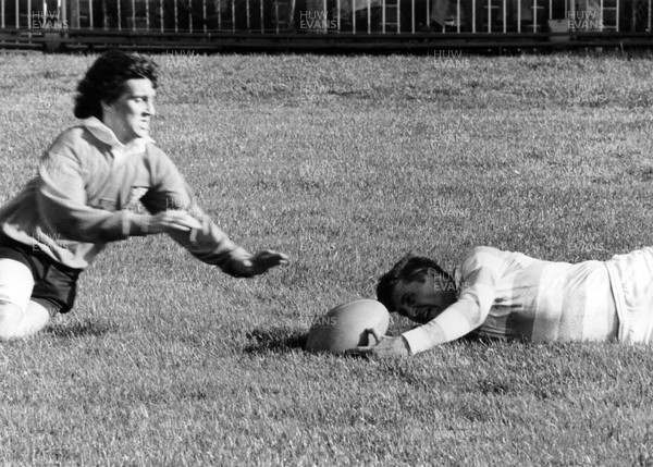 021076 - Cardiff v Argentina - Jorge Gauweloose beats Gareth Davies to the loose ball to score a try for the tourists