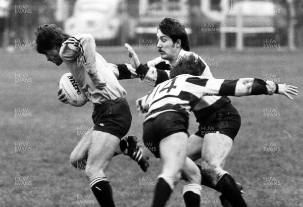 171081 - Cardiff v Bath - Bath winger Barry Trevaskis nips through the defence