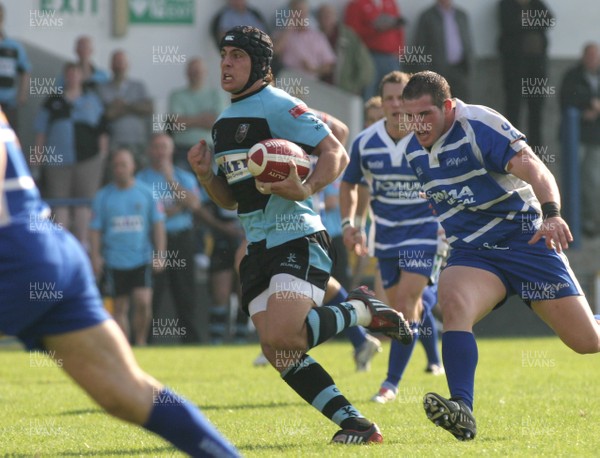 20.09.08 Cardiff RFC vs. Bridgend RFC. Principality Premiership, Cardiff. Luke Ford: son of Cardiff legend Steve: outpaces the Bridgend defence to score on his debut for the Blue & Blacks.   