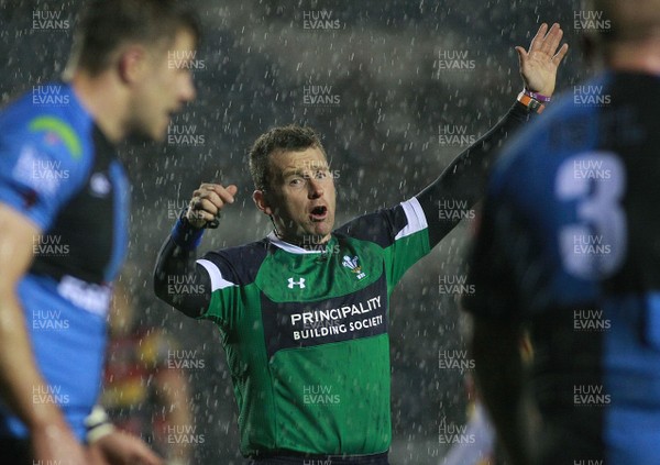 021113 Cardiff RFC v Carmarthen Quins RFC - Principality Premiership -Referee Nigel Owens in action(c) Huw Evans Agency