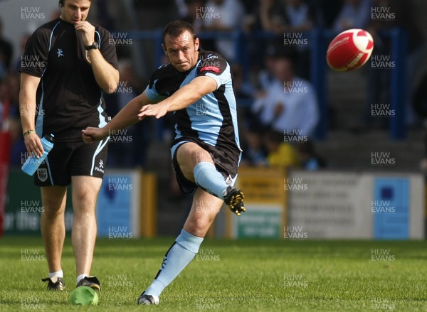 19.09.09  Cardiff RFC vs. Cross Keys RFC. Principality Premiership -  Cardiff's Gareth Davies kicks at goal. 