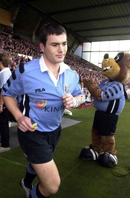 271001 - Cardiff v Glasgow - Heineken Cup - Cardiff's Iestyn Harris makes his first full start for the club