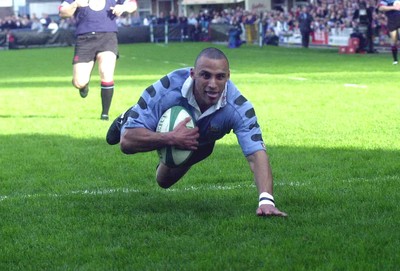 271001 - Cardiff v Glasgow - Heineken Cup - Cardiff's  Anthony Sullivan scores first try