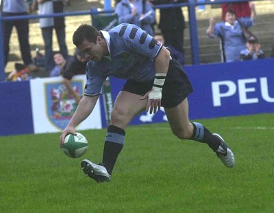 271001 - Cardiff v Glasgow - Heineken Cup - Cardiff's Iestyn Harris scores his first try for the club