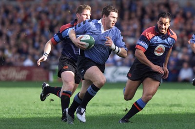 271001 - Cardiff v Glasgow - Heineken Cup - Cardiff's Iestyn Harris heading for the line for his first ever try for Cardiff