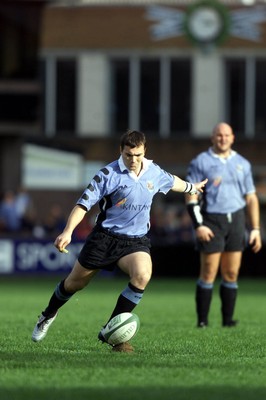 271001 - Cardiff v Glasgow - Heineken Cup - Cardiff's Iestyn Harris kicks Cardiff into the lead