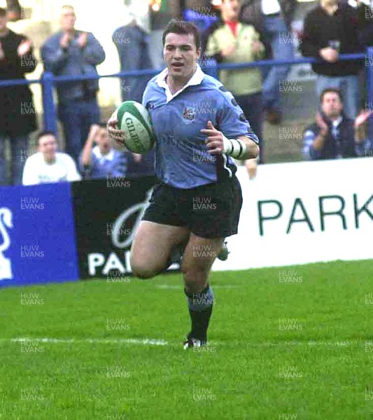 271001 - Cardiff v Glasgow - Heineken Cup - Cardiff's Iestyn Harris runs in his first try for the club