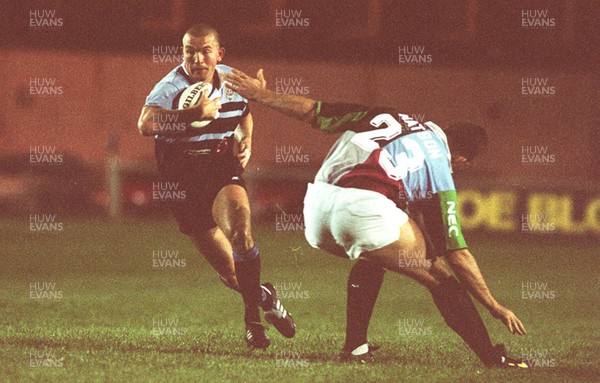 091096 - Cardiff v Harlequins - Lee Jarvis of Cardiff slips past Mick Watson