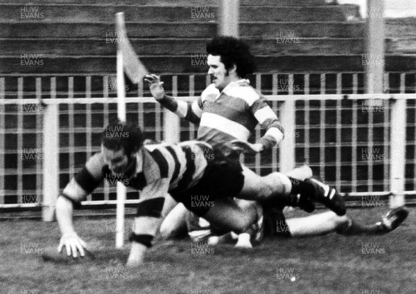 091174 - Cardiff v Hendy - Roger Lane dives to score for Cardiff with Hendy wing Rees at his heels