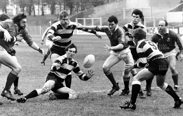 310384 - Cardiff v Llanelli - Howard Stone of Cardiff feeds the ball back to Steve Cannon with John Scott covers