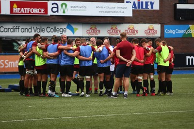 010918 - Cardiff RFC v Merthyr RFC - Principality Premiership - Players of Cardiff hold a team talk during warm up 