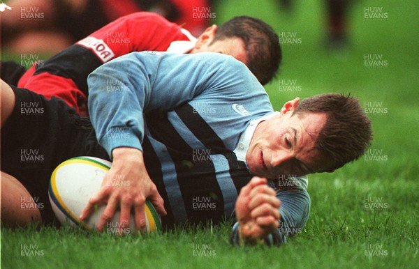 271096 - Cardiff v Milan - Rob Howley of Cardiff scores try