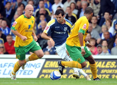 23.08.08 - Championship Football Cardiff City v Norwich City Cardiff's Joe Ledley tries to cut through 