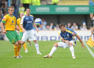 23.08.08 - Championship Football Cardiff City v Norwich City Cardiff's Joe Ledley gets the ball forward 