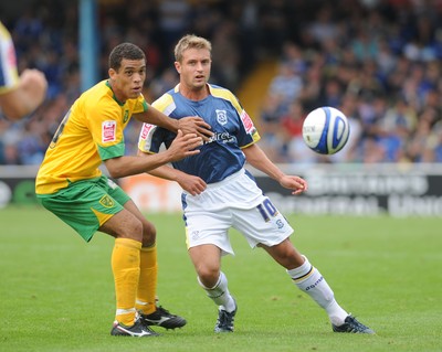 23.08.08 - Championship Football Cardiff City v Norwich City Cardiff's Stephen McPhail is challenged by Norwich's Ryan Bertrand 