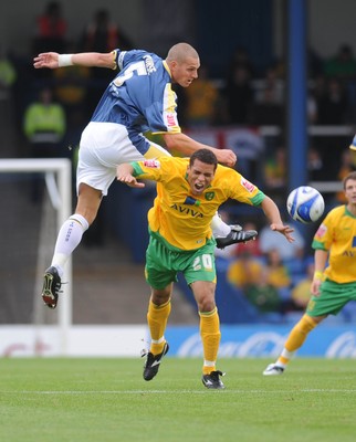 23.08.08 - Championship Football Cardiff City v Norwich City Cardiff's Darren Purse and Norwich's Jamie Cureton 