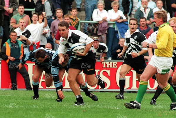 090995 - Cardiff v Pontypridd - David Manley of Pontypridd dives over to score a try