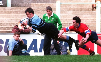 220397 - Cardiff v South Wales Police - Gareth Jones gets past Richard James to score a try watched by Jonathan Humphries