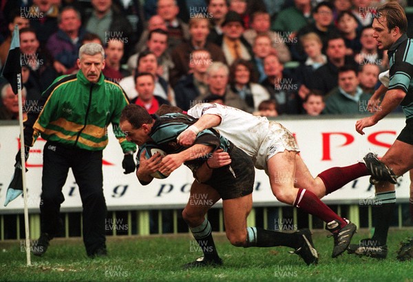 070195 - Cardiff v Swansea - Steve Ford of Cardiff scores a try