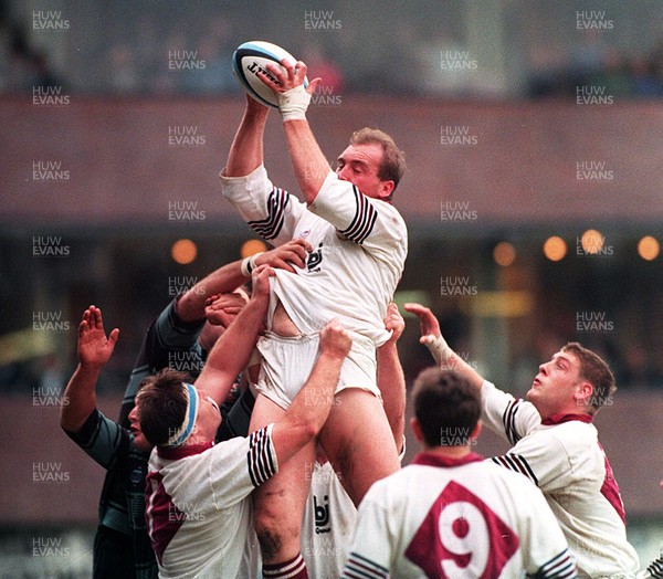 070195 - Cardiff v Swansea - Mark Evans of Swansea cleanly takes line out ball 