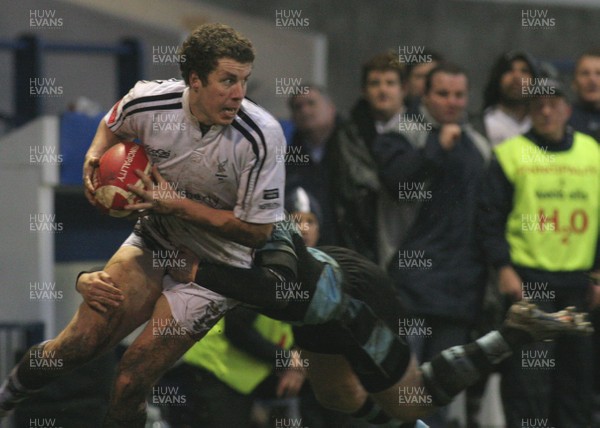 13.01.08 Cardiff RFC vs. Swansea RFC. Principality Premiership, Cardiff.    Richard Payne looks for support as Nathan Rees holds on in the tackle.    