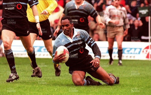 260497 - Cardiff v Swansea - SWALEC Cup Final -  Cardiff's Nigel Walker dives in to score try