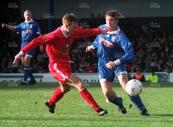 050294 - Cardiff City v Wrexham - Mark Taylor of Wrexham is tackled by Damon Searle of Cardiff