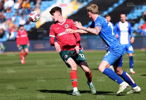 050425 - Carlisle United v Newport County - Sky Bet League 2 - Joe Thomas of Newport and Charlie McArthur of Carlisle