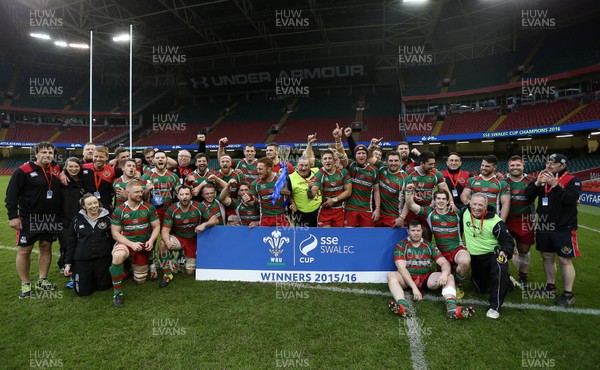 010516 - Carmarthen Quins v Llandovery - SSE SWALEC Cup Final - Llandovery celebrate winning the cup