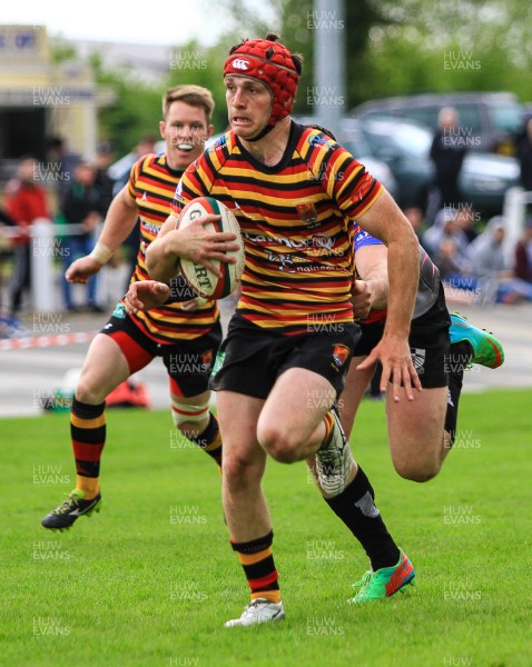 250415 - Carmarthen Quins v Pontypridd - Principality Premiership - Winger Gavin Thomas of Carmarthen makes a break for the line