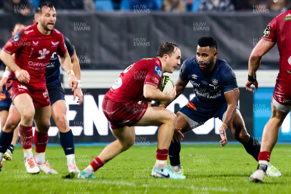 091223 - Castres Olympique v Scarlets - EPCR Challenge Cup - Ioan Lloyd of Scarlets takes on the defender
