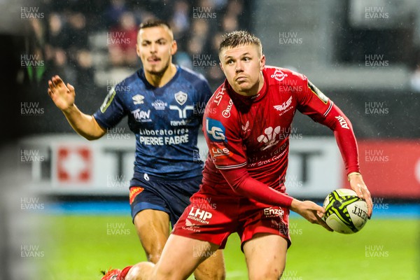 091223 - Castres Olympique v Scarlets - EPCR Challenge Cup - Steff Evans of Scarlets looks to pass