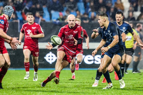 091223 - Castres Olympique v Scarlets - EPCR Challenge Cup - Ioan Nicholas of Scarlets passes