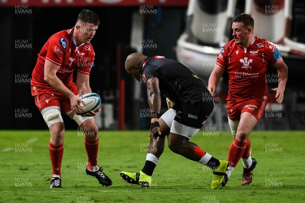 110322 - Cell C Sharks v Scarlets - United Rugby Championship - Jac Price of Scarlets is tackled by Bongi Mbonambi of Sharks