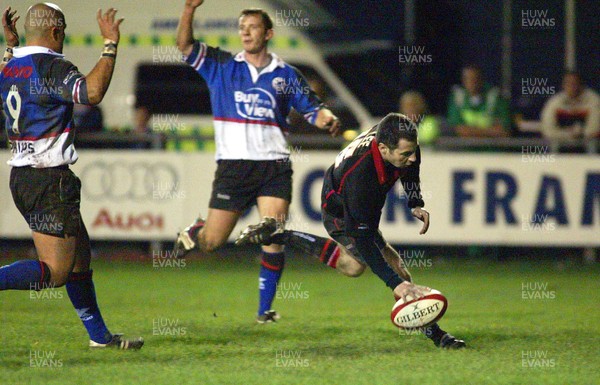 281103 - Celtic Warriors v Edinburgh - Edinburghs Derrick Lee scores try