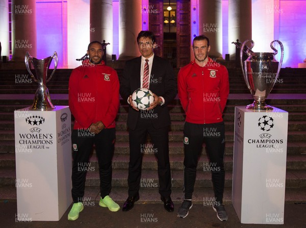 310816 - Wales manager Chris Colman with Ashley Williams and Gareth Baleon the steps of the National Museum of Wales, Cardiff, to mark the start of the run up to the Champions League Final which Cardiff is hosting in 2017