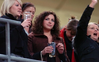 17.11.06 - Wales v Canada - Invesco Perpetual Series 2006 - Charlotte Church looks on with a new hair style during the Wales v Canada match with other player's wives and girlfriends 