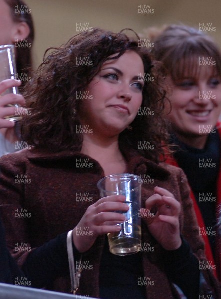 17.11.06 - Wales v Canada - Invesco Perpetual Series 2006 - Charlotte Church looks on with a new hair style during the Wales v Canada match with other player's wives and girlfriends 