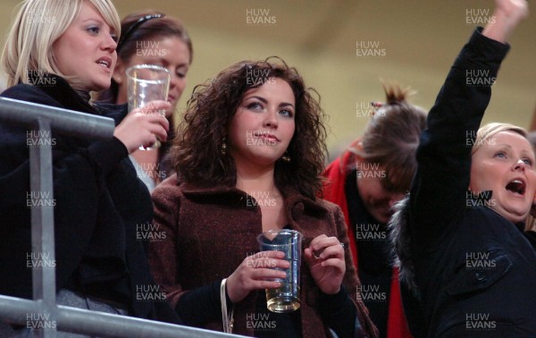 17.11.06 - Wales v Canada - Invesco Perpetual Series 2006 - Charlotte Church looks on with a new hair style during the Wales v Canada match with other player's wives and girlfriends 