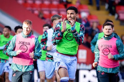 011125 - Charlton Athletic v Swansea City - Sky Bet Championship - Ben Cabango of Swansea City warming up