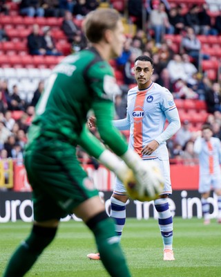 011125 - Charlton Athletic v Swansea City - Sky Bet Championship - Adam Idah of Swansea City