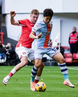 011125 - Charlton Athletic v Swansea City - Sky Bet Championship - James Bree of Charlton Athletic and Jisung Eom of Swansea City in action