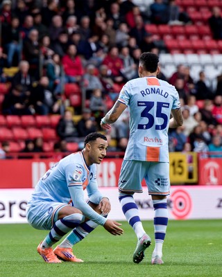 011125 - Charlton Athletic v Swansea City - Sky Bet Championship - Adam Idah of Swansea City and Ronald Pereira Martin of Swansea City