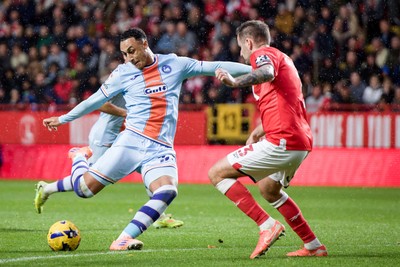 011125 - Charlton Athletic v Swansea City - Sky Bet Championship - Adam Idah of Swansea City scores a goal